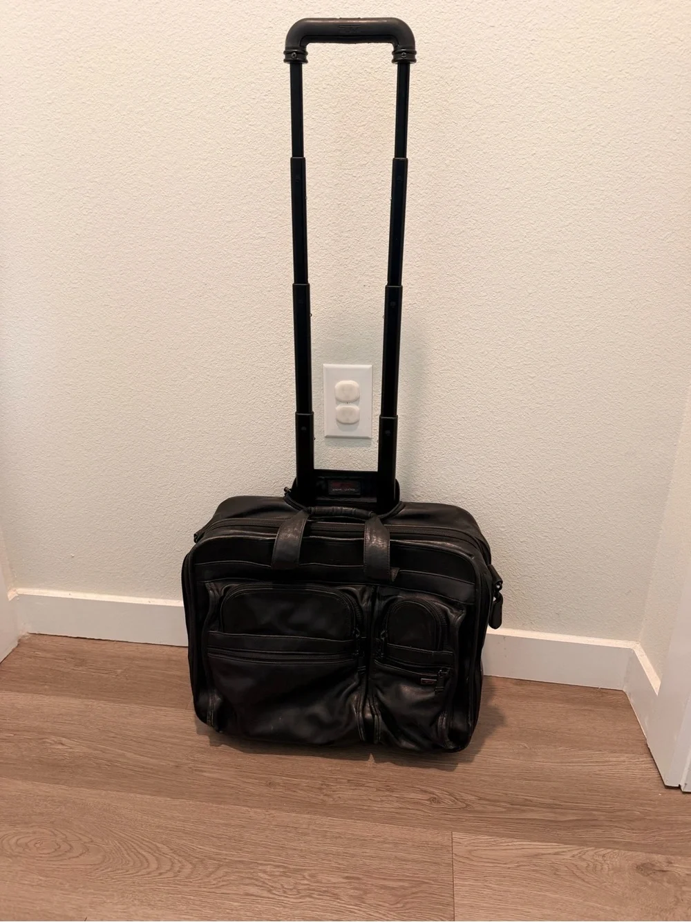 Tumi Leather 2-Wheeler Expandable Leather Laptop Briefcase #96003D4 Black Carry